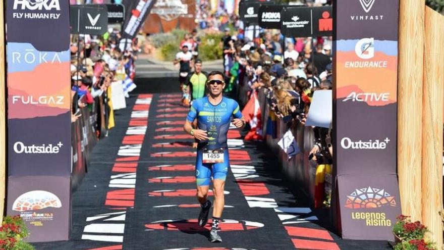 El corredor del Triatlón Vilagarcía entrando en meta.