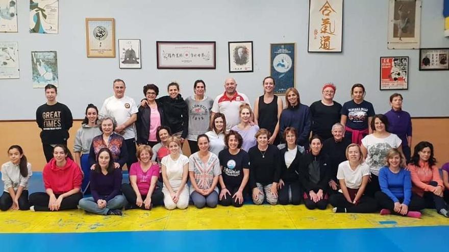 Víctor Valle, en el centro, y José Manuel Navarro, a la izquierda, con mujeres del barrio de Ciudad Naranco durante uno de los cursos anteriores.