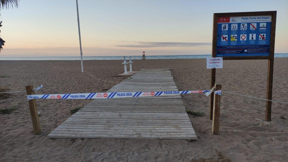 La Policía Local de Dénia precintó los accesos a las playas. En la imagen, la del Raset.