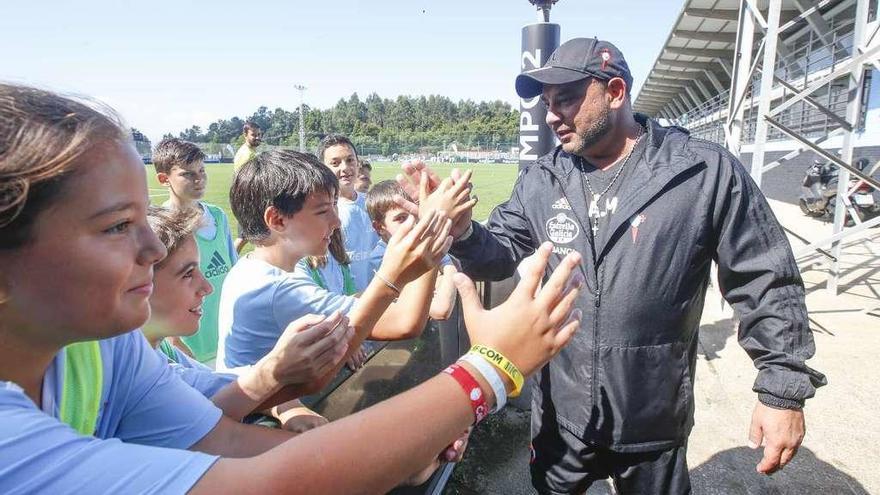 Antonio Mohamed saluda a un grupo de jóvenes aficionados tras el entrenamiento de ayer en las instalaciones de A Madroa. // Ricardo Grobas