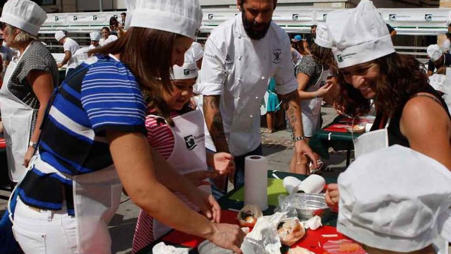 El chef Peña conversa con asistentes a la actividad.