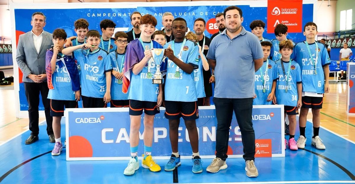 El Ciudad de Córdoba, con el trofeo de campeón andaluz mini masculino de baloncesto.