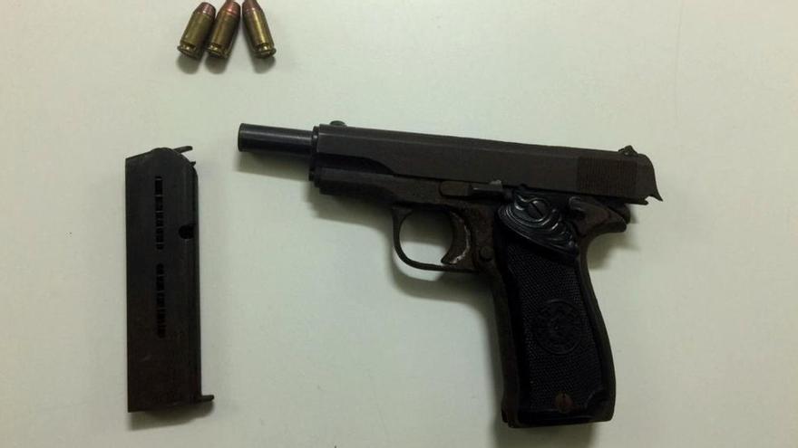 La pistola i els cartutxos de 9 mm que el detingut portava amagats entre el cendrer i el forat del sostre solar del cotxe