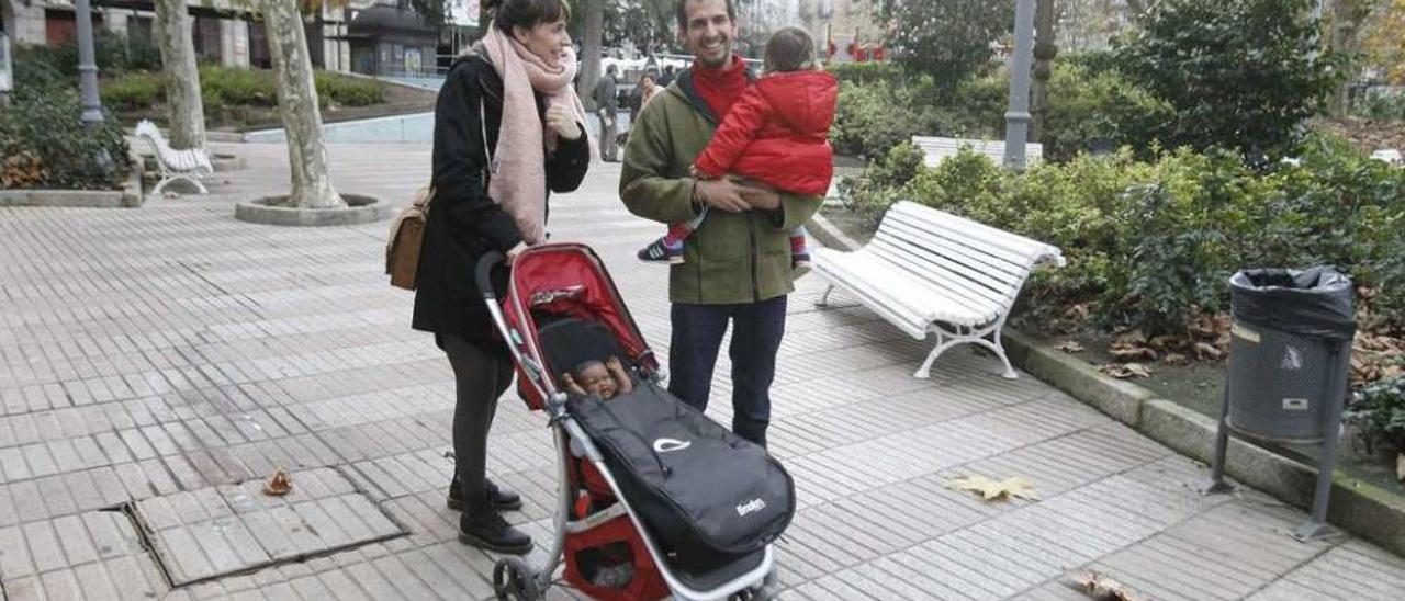 David Bruzos, en el parque de San Lázaro con su mujer y sus dos hijos. // Jesús Regal