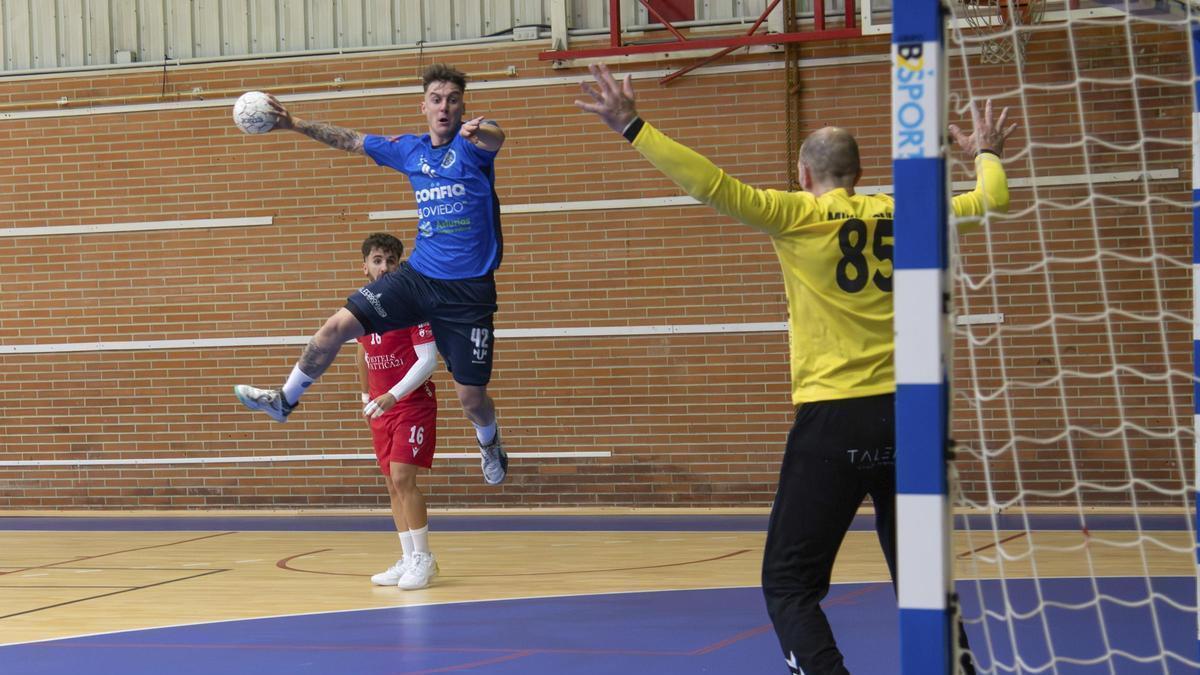 Jayro Pérez, durante un partido de la pasada temporada en Vallobín.