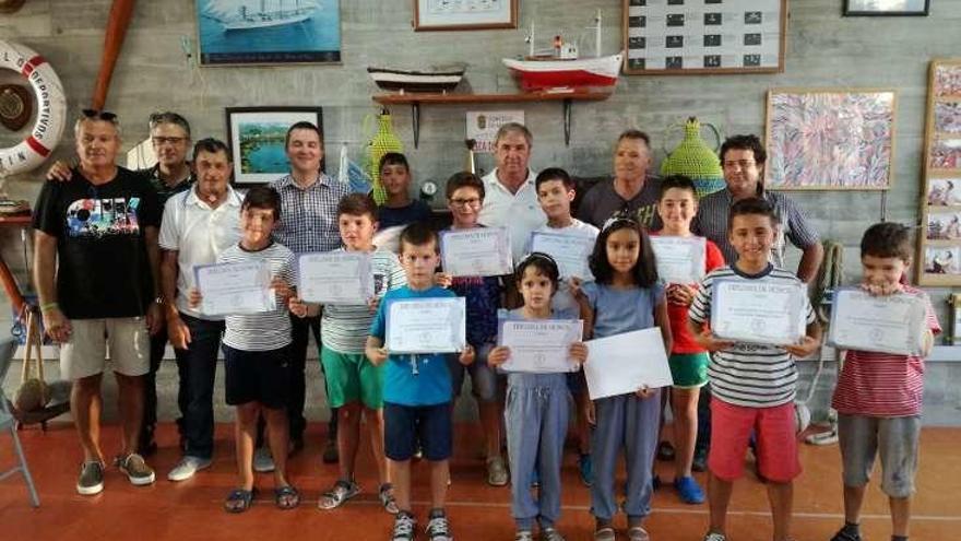 Niños participantes en el curso de pesca. // S.A.