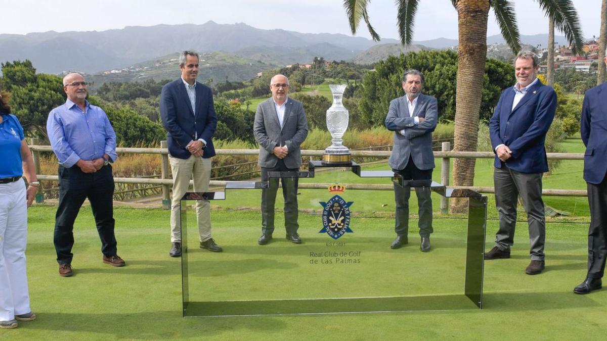 Foto de familia de representantes políticos, empresariales y deportivos junto a la Copa Solheim en el Real Club de Golf de Las Palmas, ayer en la localidad satauteña de Bandama. | | JUAN CASTRO