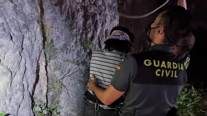 Momento del rescate de una montañera que quedó enriscada en la zona de Sallent de Gállego.