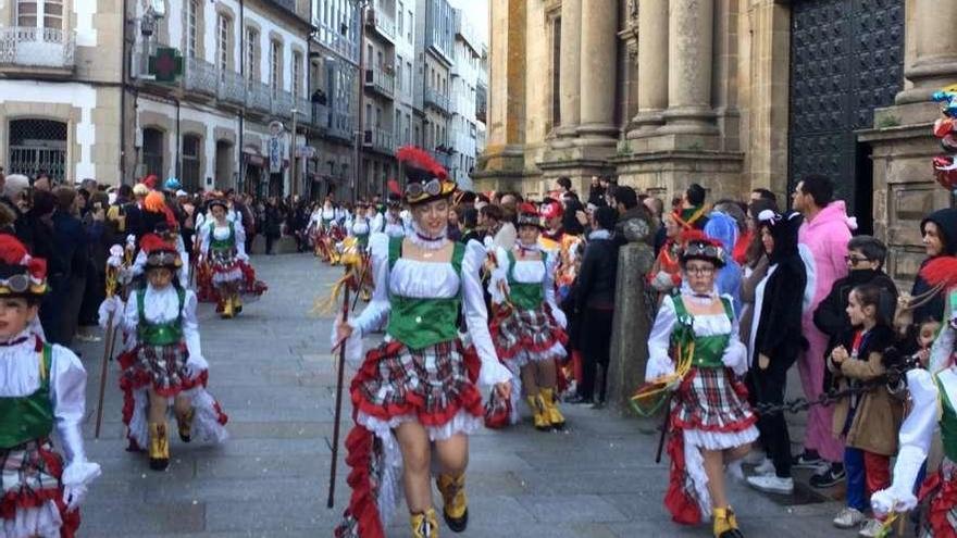 Desfile de comparsas y carrozas en la villa de Celanova. // FdV