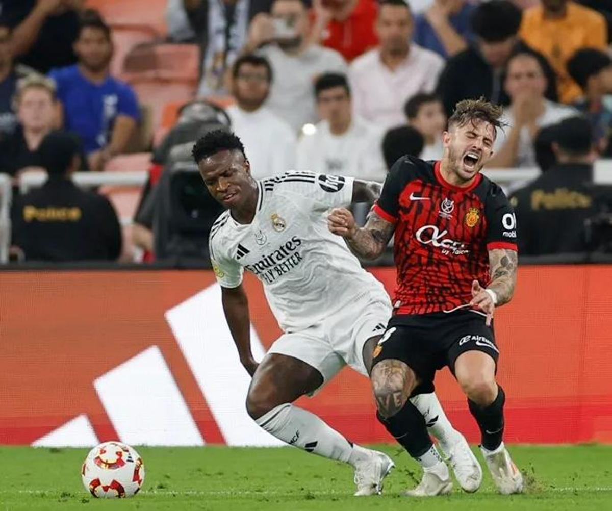 Vinícius y Maffeo disputando una pelota