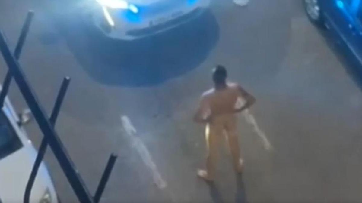 Un home despullat es llança i mossega un policia local de Castelló