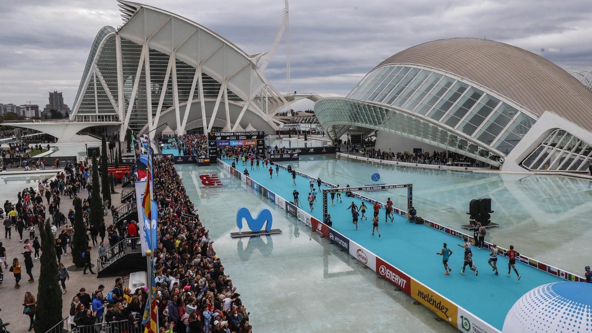 Miles de corredores sueñan ya con la meta del Maratón 2023