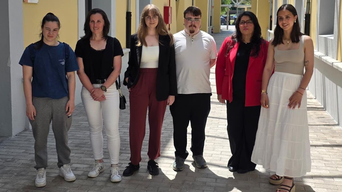 De izquierda a derecha, Adriana López y Nelida Cuevas, de ChicasTSAF; Sara García, de Minería Viva; Roberto Martín, de Gaviera; Selia Rojas, de Gastrorutas; y Carla Castro, de Cuentasturias.