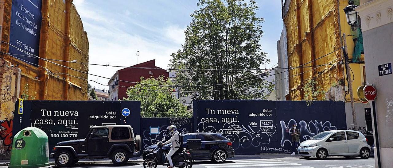 Solar del proyecto de Aedas que incluye la apertura de la calle Túria hasta Rojas Clemente. | M. A. MONTESINOS