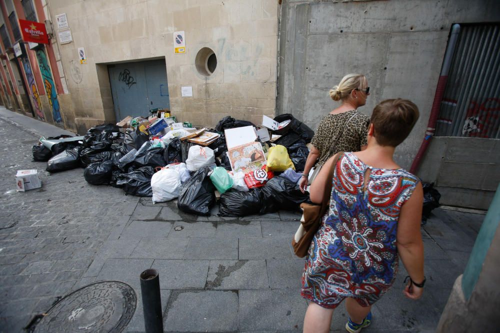 La basura vuelve a acumularse tras la segunda noche de huelga