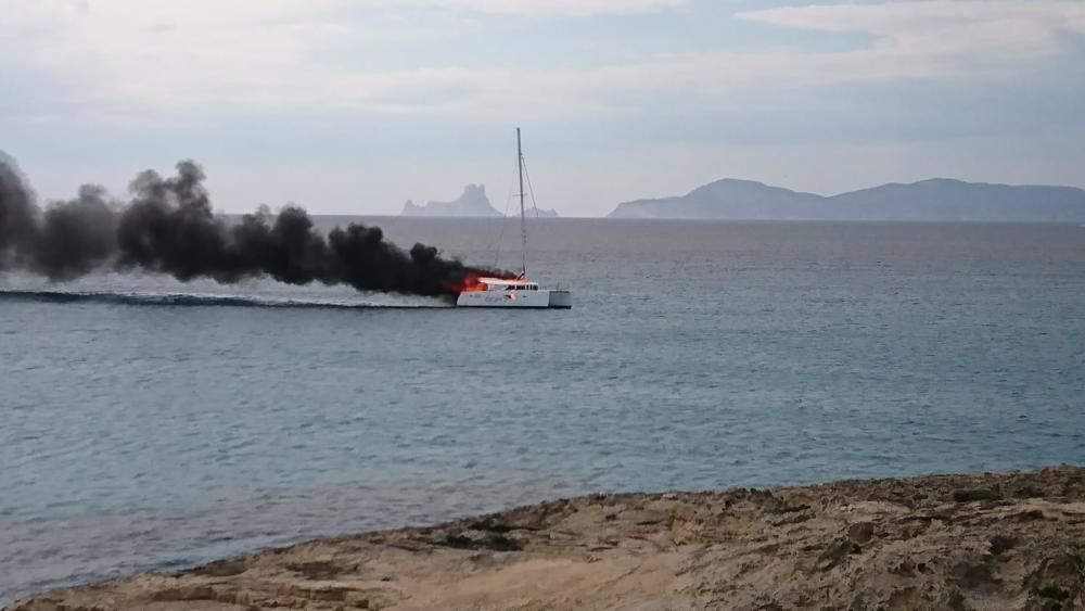 Incendio de un catamarán en Formentera