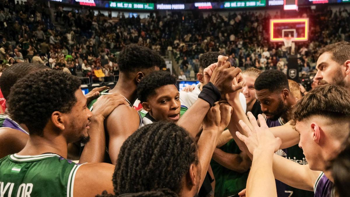 El Unicaja hace piña tras ganar un partido en el Carpena.