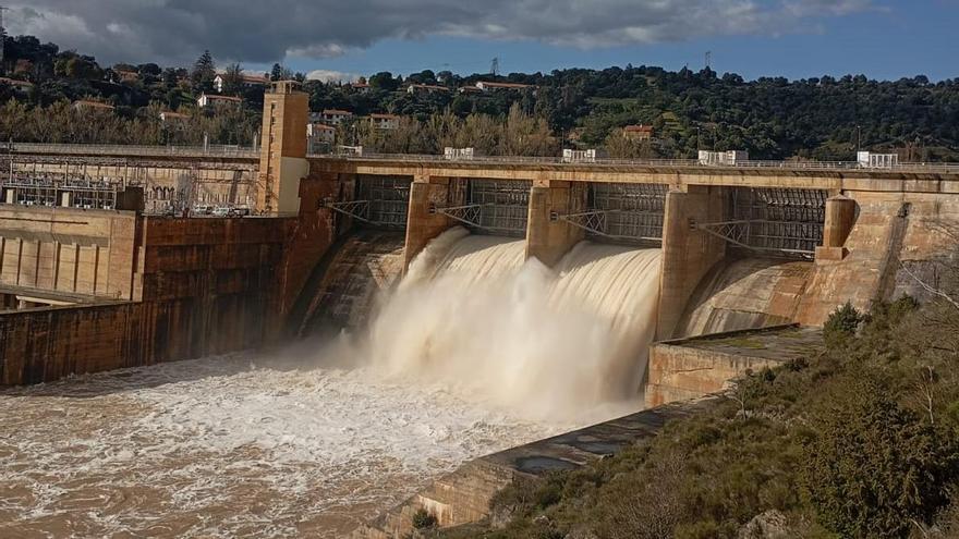 Liberación de agua con la apertura de compuertas.
