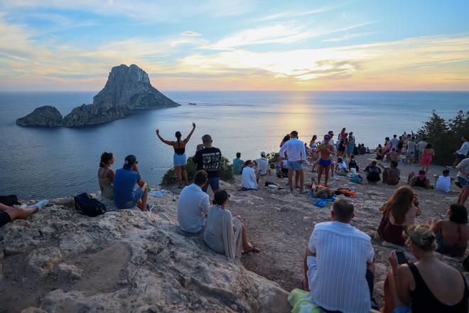 Más de 400 personas y caos de coches en los miradores des Vedrà al atardecer