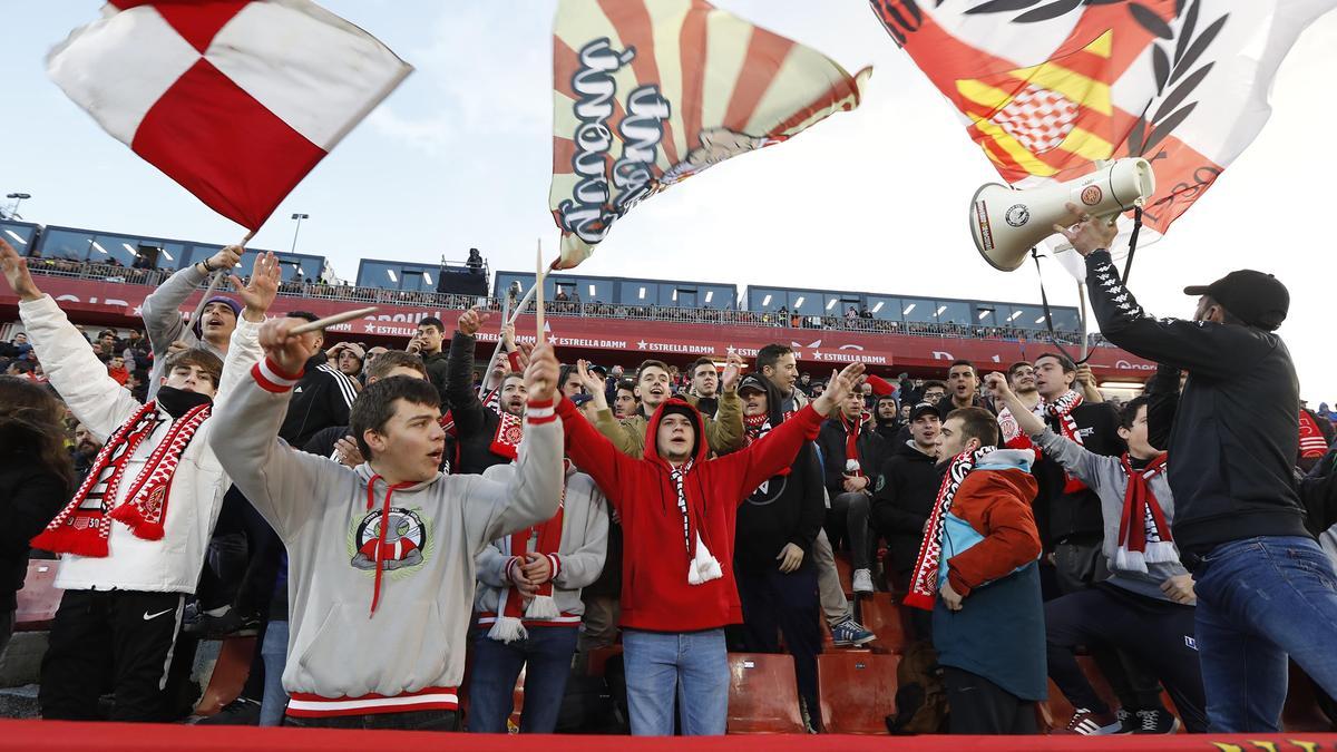 Aficionats del Girona, a l&#039;estadi de Montilivi.