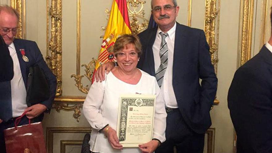 La ministra de Justicia condecora a una funcionaria judicial de Mallorca