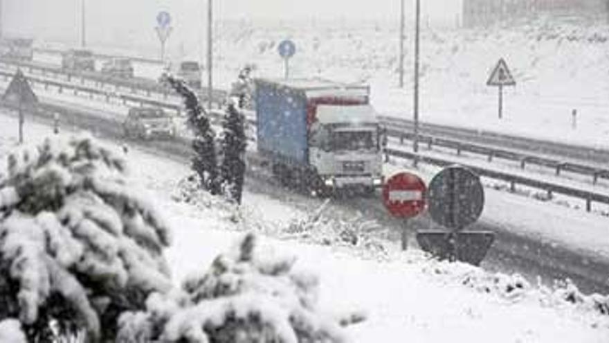 La nieve continúa dificultando el tráfico en gran parte de España