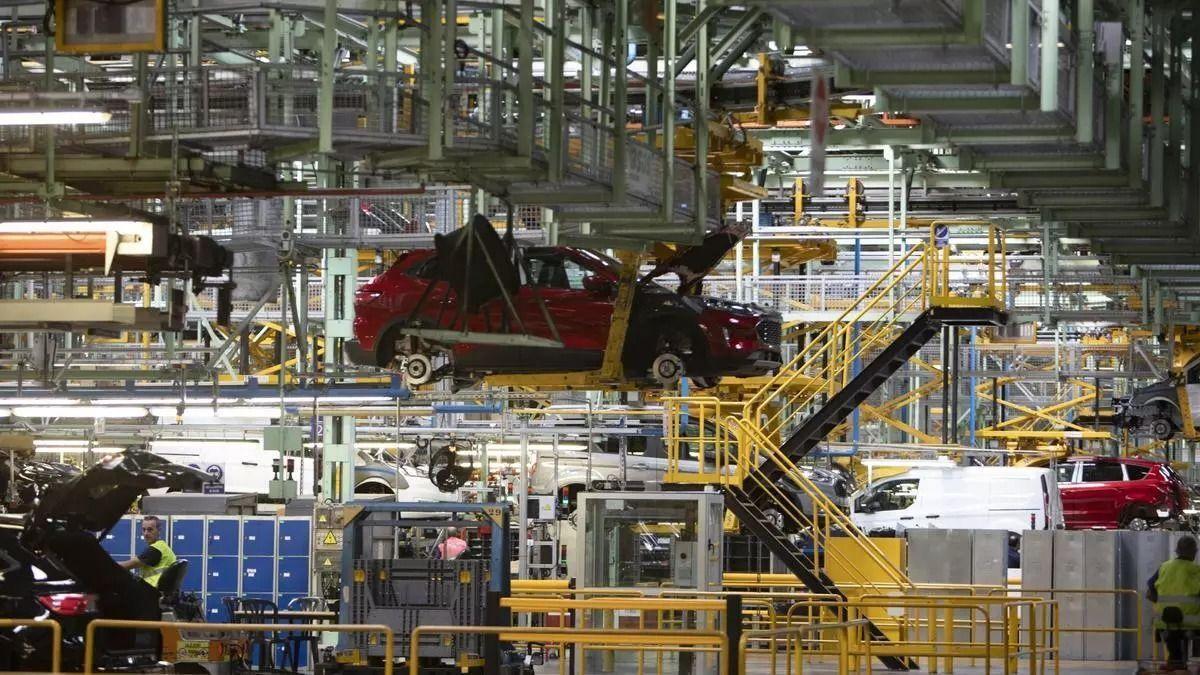 Imagen de archivo de varios coches en producción en la factoría de Ford Almussafes.