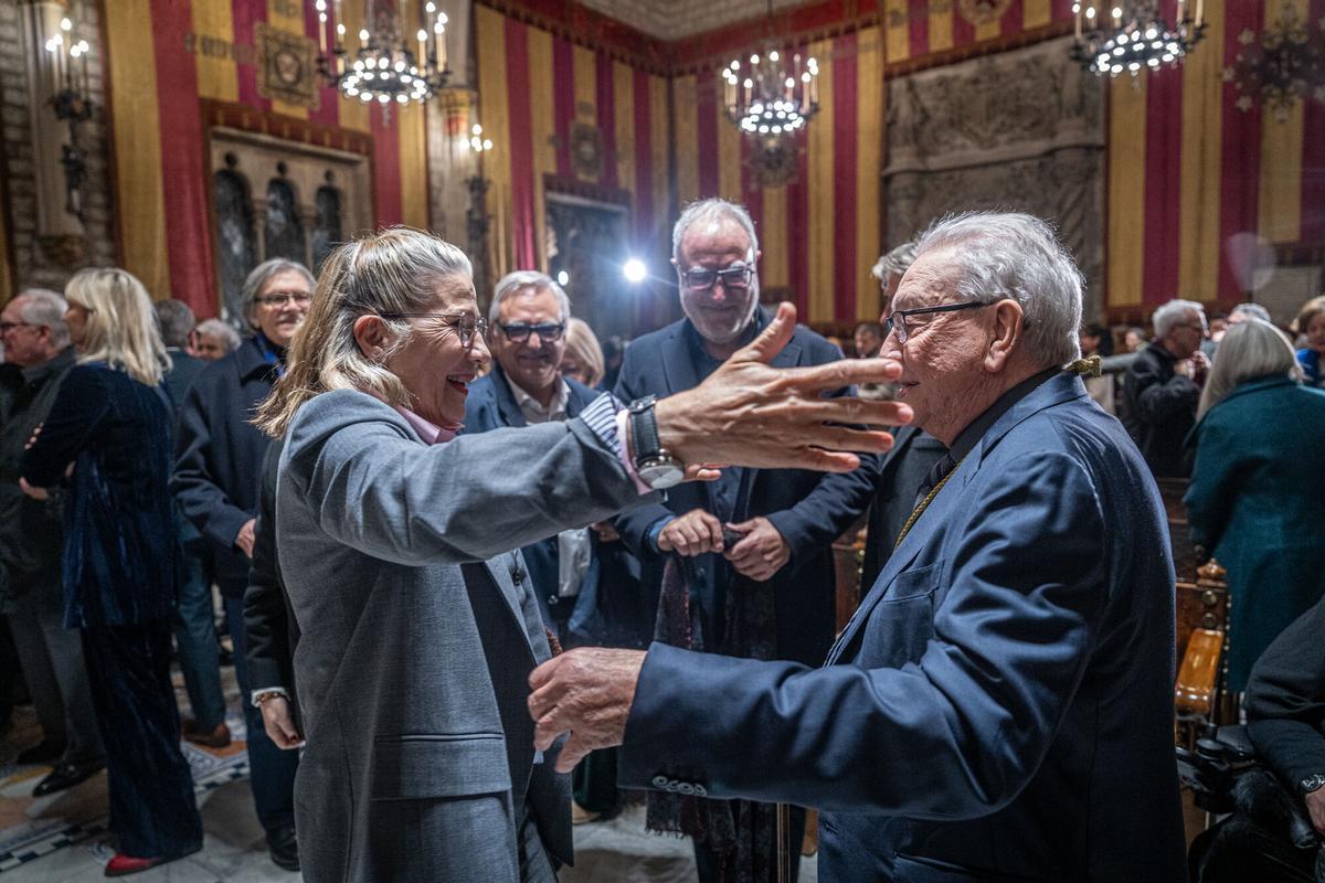 La actriz Emma Vilarasau abraza a Daniel Martínez de Obregón, fundador de FOCUS, en el acto de entrega de la Medalla de Oro al Mérito Cultural.