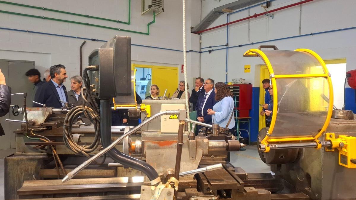 Recorrido de las autoridades por los ciclos formativos del IES Santiago Apóstol.