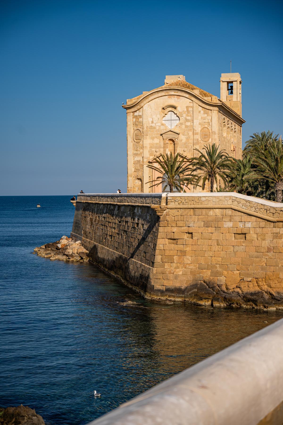 La iglesia de San Pedro en la Isla de Tabarca (Alicante)