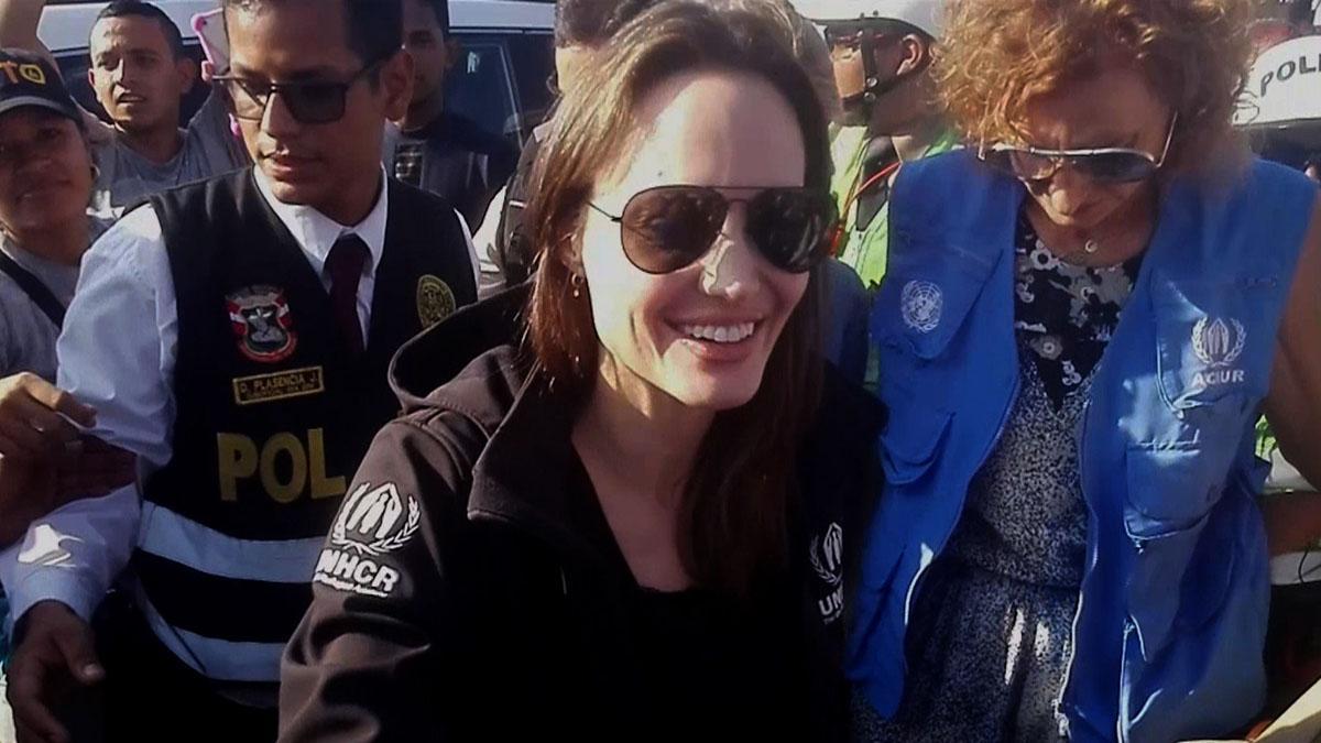 Angelina Jolie visita la frontera de Perú con Ecuador.