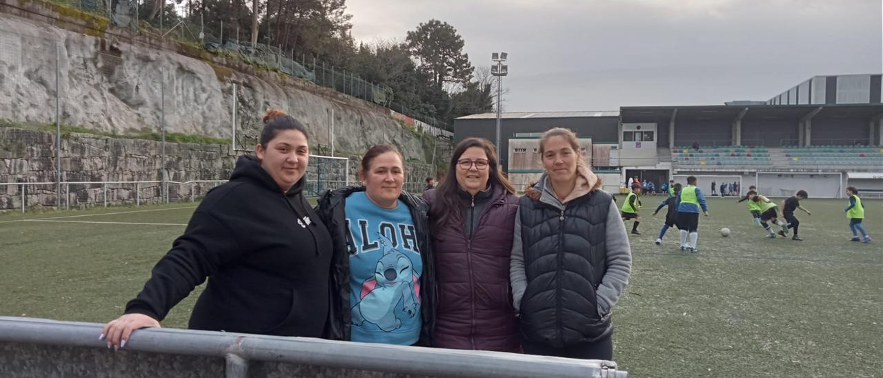 Alicia Barreiro Pérez (segunda por la derecha) va camino de completar su segunda temporada como presidenta del club de fútbol Unión Grove, cuya directiva está íntegramente formada por mujeres.