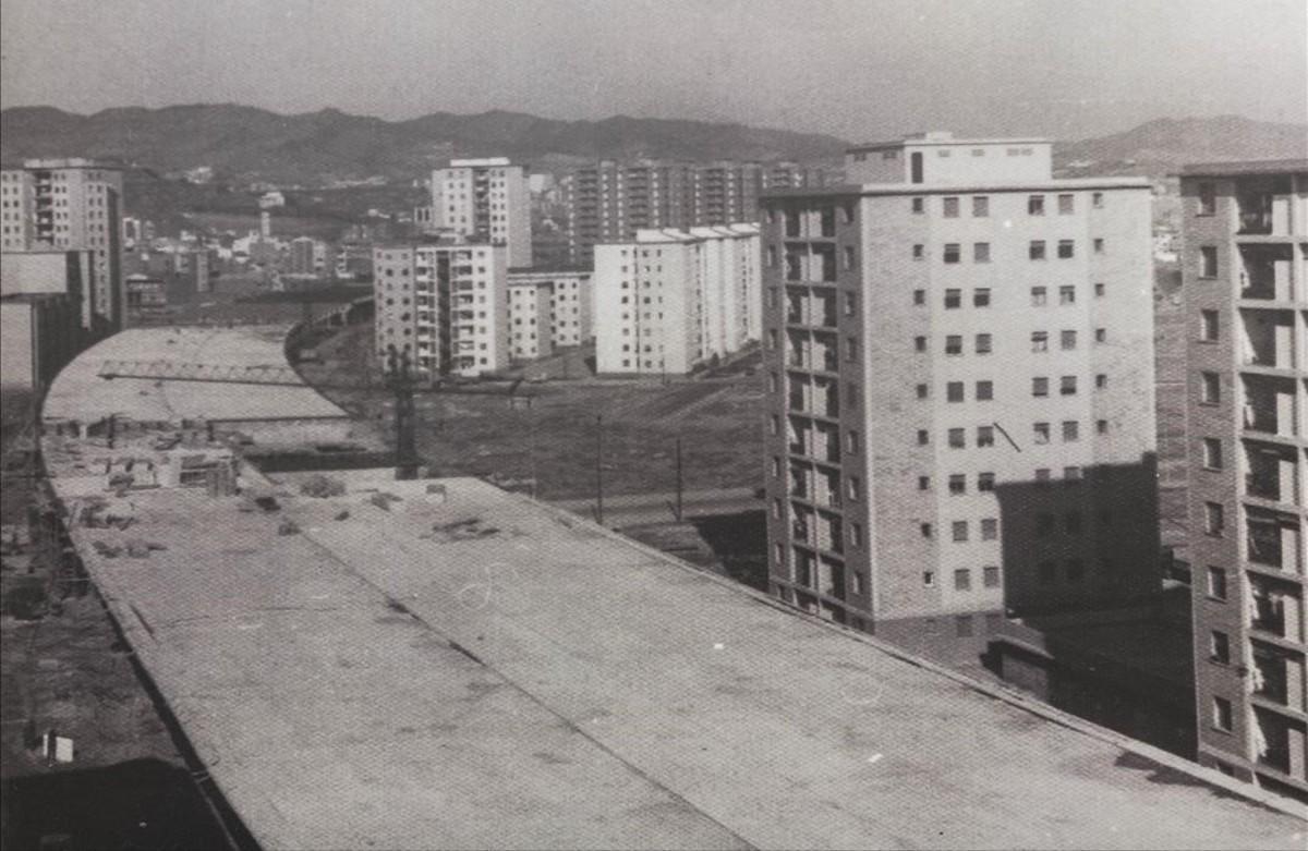 Imagen de la construcción de Sant Roc expuesta en el Ateneu del barrio en la muestra fotográfica para celebrar el 50º aniversario de su construcción.