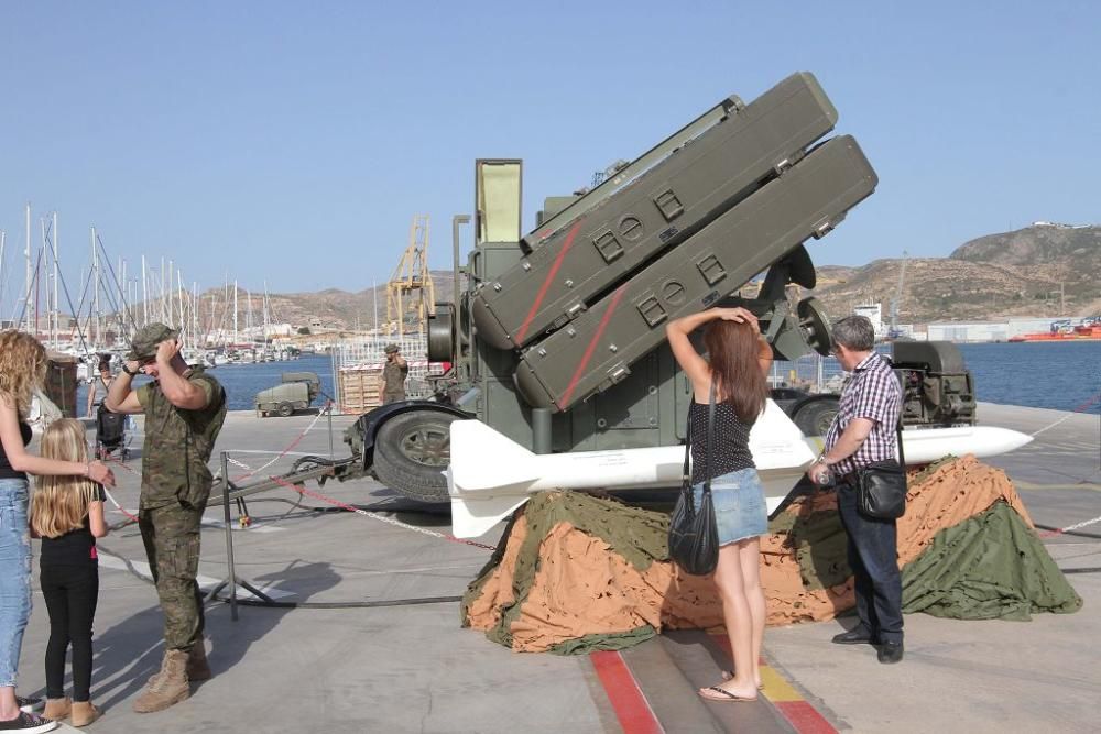 Puertas abiertas del buque Infanta Elena y exposiciones por el Día de las FF AA en Cartagena