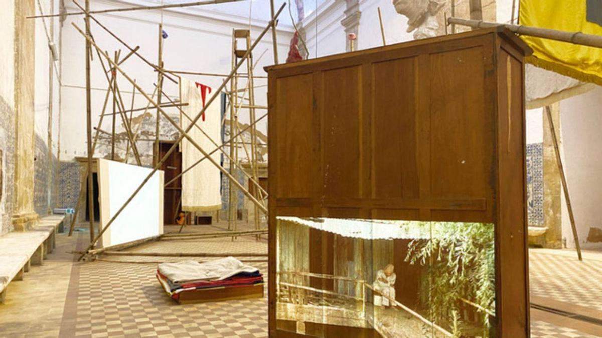 Pieza «E lá dentro. Vento» de Susanne Themlitz, en Coimbra.