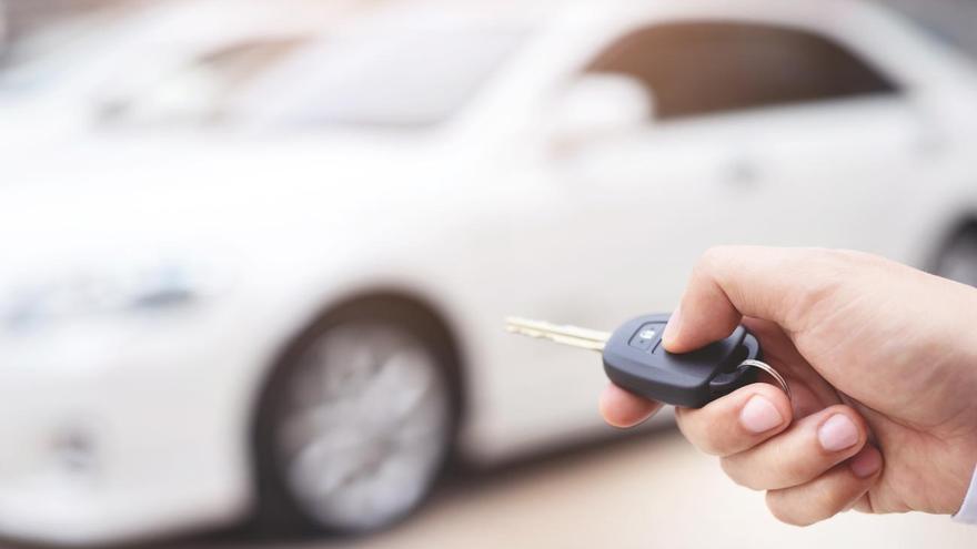 No te agobies si te quedas sin pilas en tu llave del coche: el truco oculto que pocos conocen para poder abrir la puerta