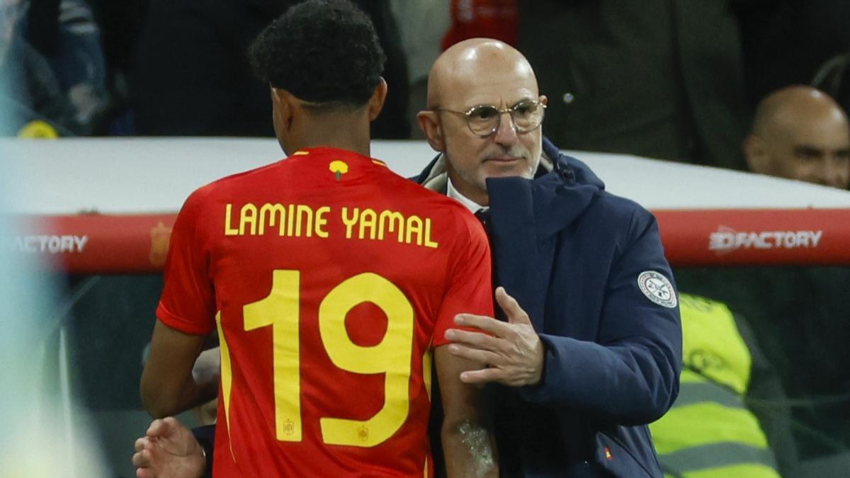 De la Fuente saluda a Lamine Yamal tras ordenar el cambio en el España-Brasil del Bernabéu.
