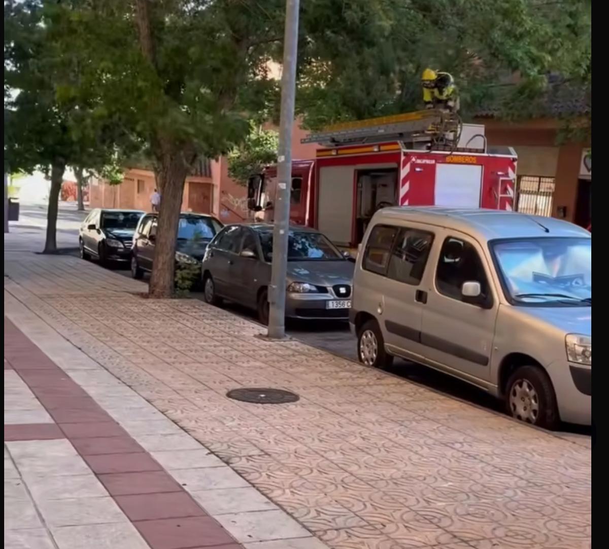 Bomberos en la calle Bélgica de Cáceres.