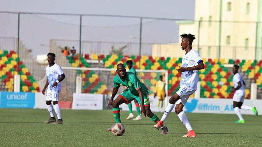 Almiké, amb el dorsal 25, vigila un jugador de Sierra Leone, en el partit que va suposar el seu debut amb Mauritània.