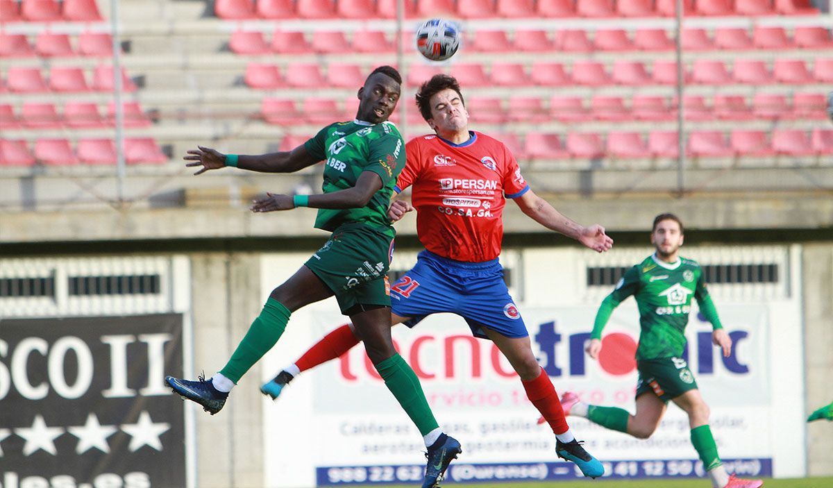 Sylla, delArenteiro, disputa el balón con un rival.