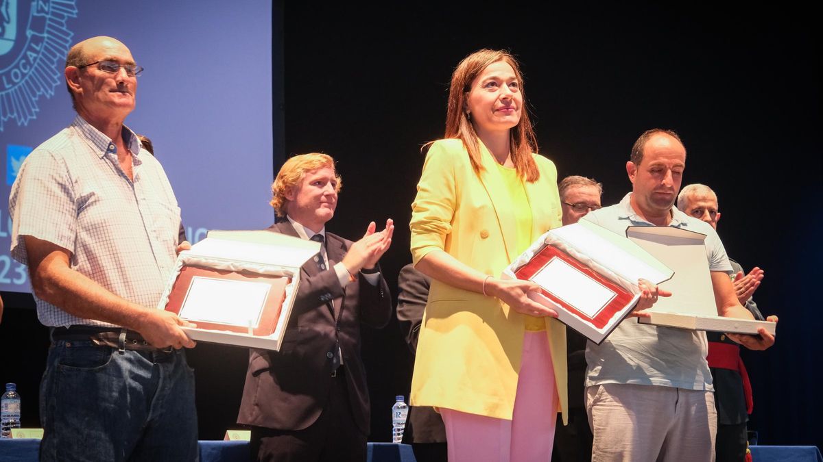 Elena Sandu, José Daniel Cabrilla y José Gallardo tras recibir sus placas.