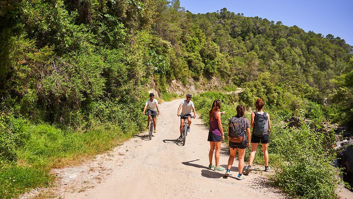 Rutas en bici y senderismo en la Alta Garrotxa.