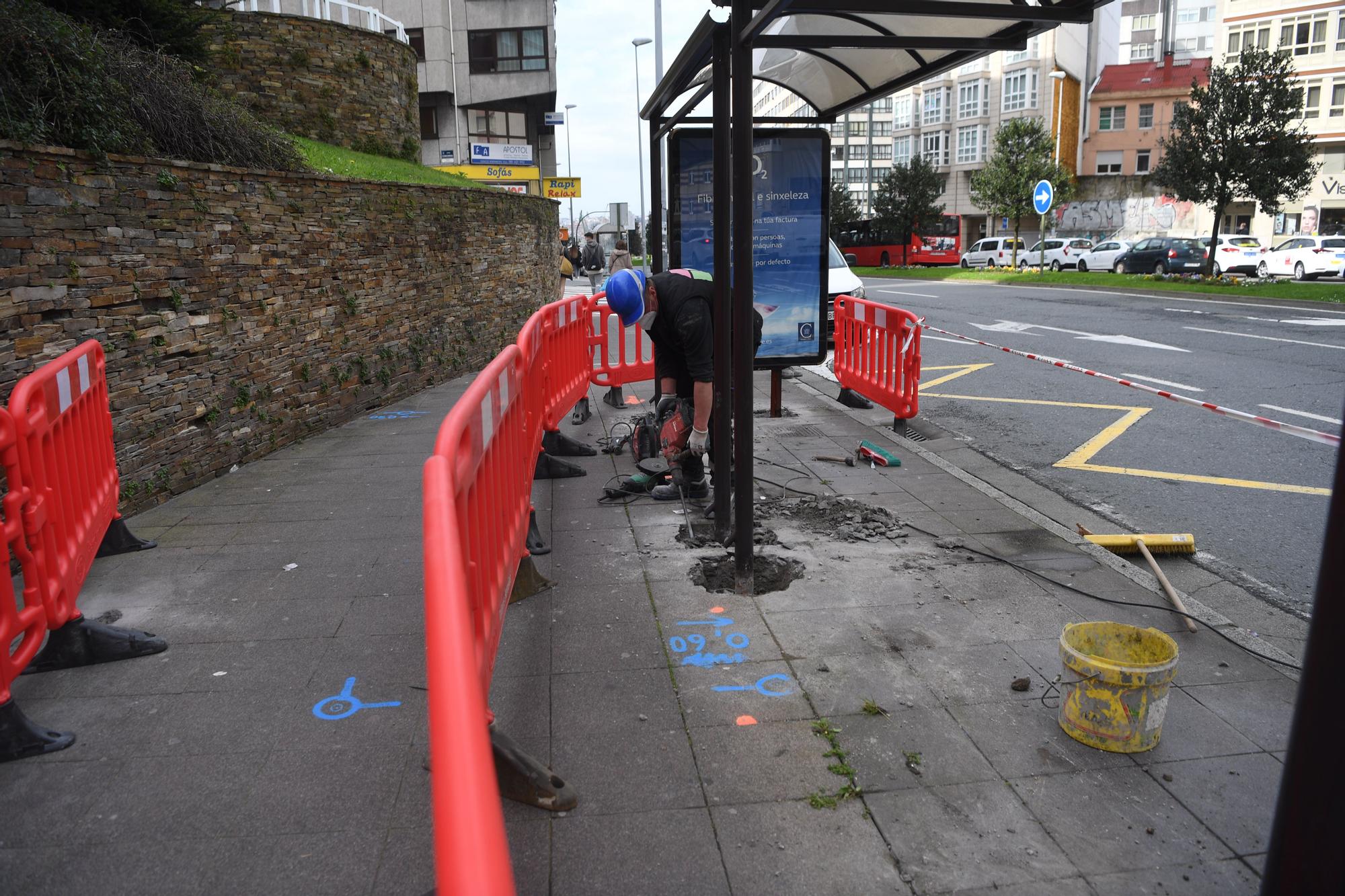 Arrancan las obras para instalar un ascensor en Os Castros