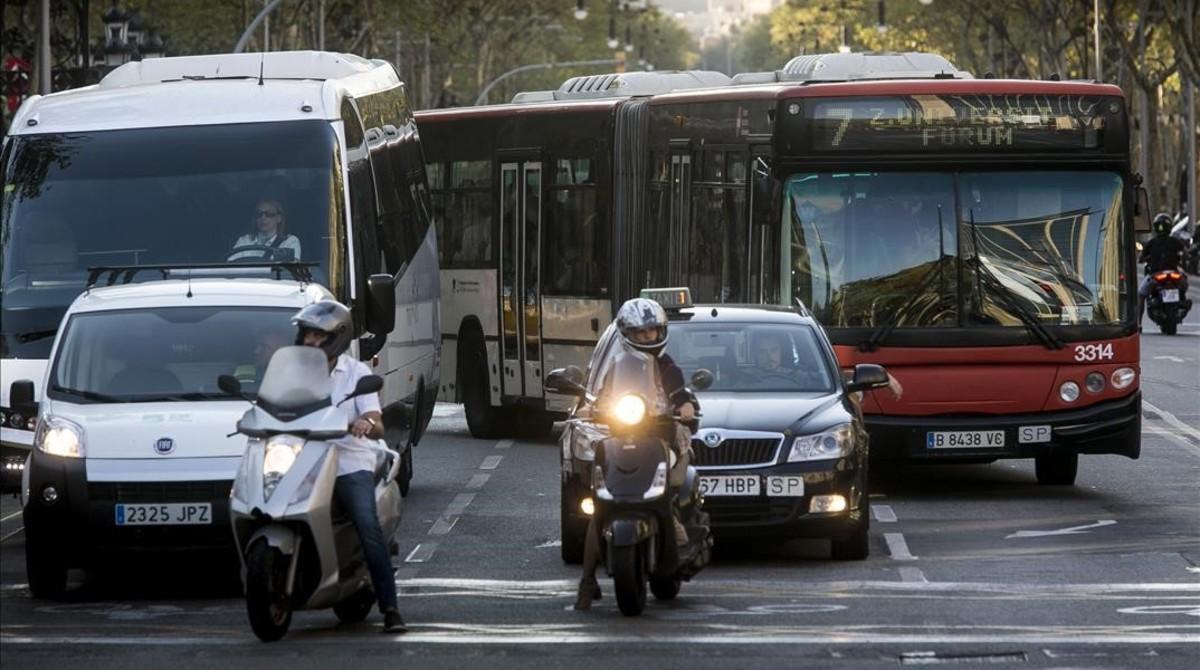 Un autobús de la línea 7, a su paso por paseo de Gràcia con Diagonal.