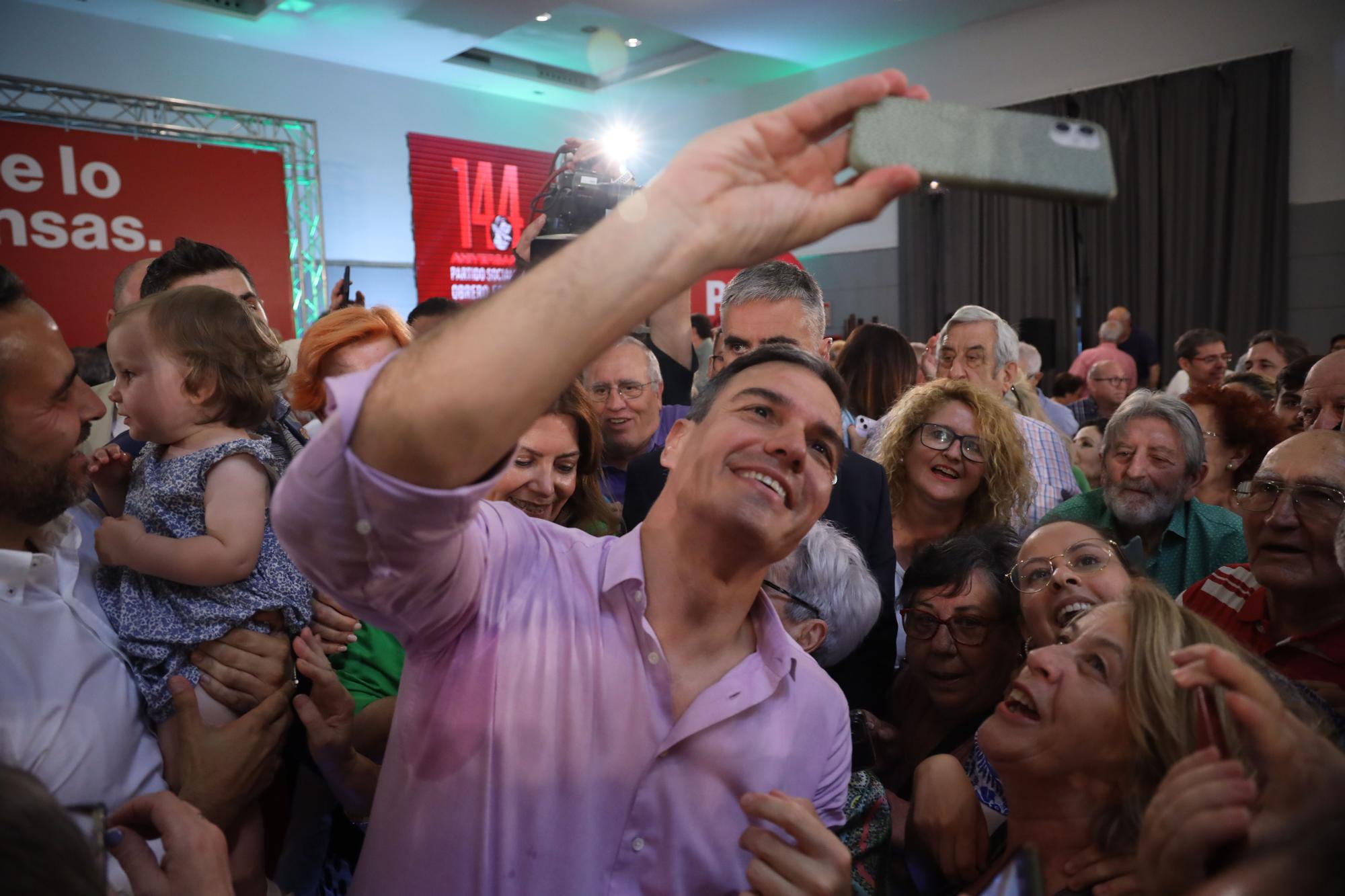Pedro Sánchez celebra con Dani Pérez el 'cumpleaños' del PSOE en Málaga