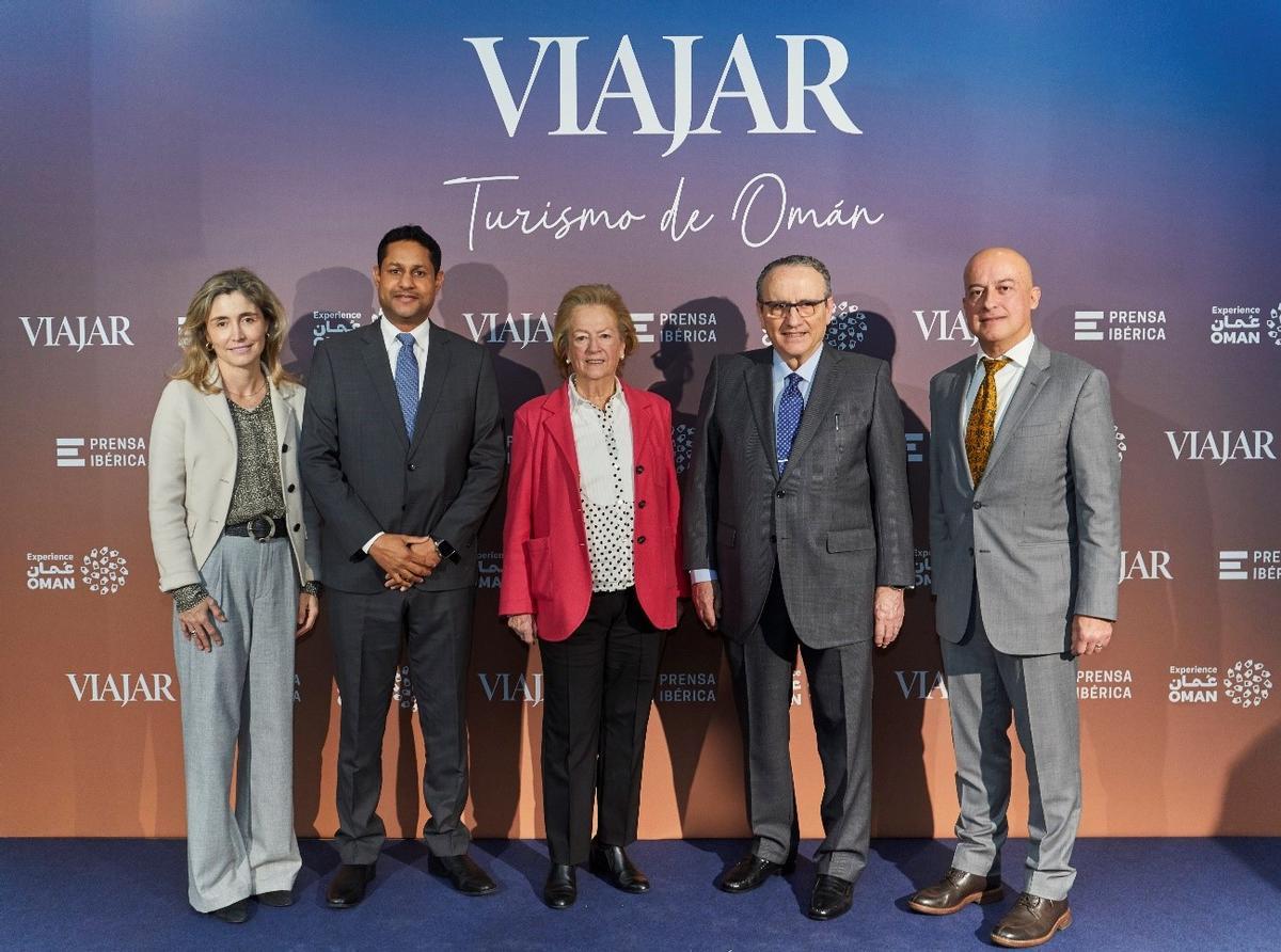 De izquierda a derecha: Ainhoa Moll, adjunta a la Presidencia y directora editorial de Prensa Ibérica; Haitham Mohammed Al Ghassani, director general de Promoción Turística del Ministerio de Patrimonio y Turismo del Sultanato de Omán; Arantza Sarasola, vicepresidenta de Prensa Ibérica; Javier Moll, director de Prensa Ibérica y Josep María Palau, director de Viajar. Créditos: Enrique Brooking.