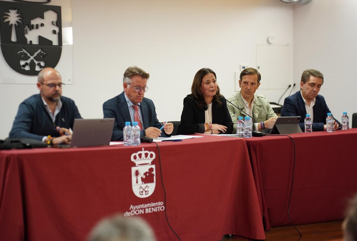 La alcaldesa, en el centro, detalla algunas cuestiones de la iniciativa ante los asistentes.