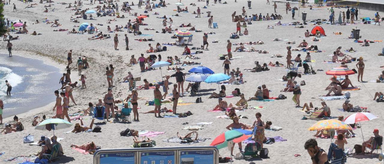 Bañistas en la playa de Riazor. |   // VICTOR ECHAVE