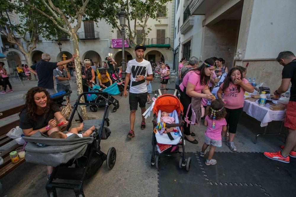 Un grupo de madres representa la canción central del musical «Mamma Mia» en la plaza de El Raval porteando a sus bebés