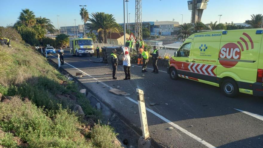 Imagen del vuelco de un vehículo en la entrada del aeropuerto de Gran Canaria, este sábado.  | | E.D.